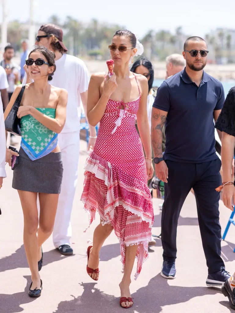 بالصور- بيلا حديد تظهر بفستان مصنوع من الكوفية الفلسطينية في مدينة كان الفرنسية